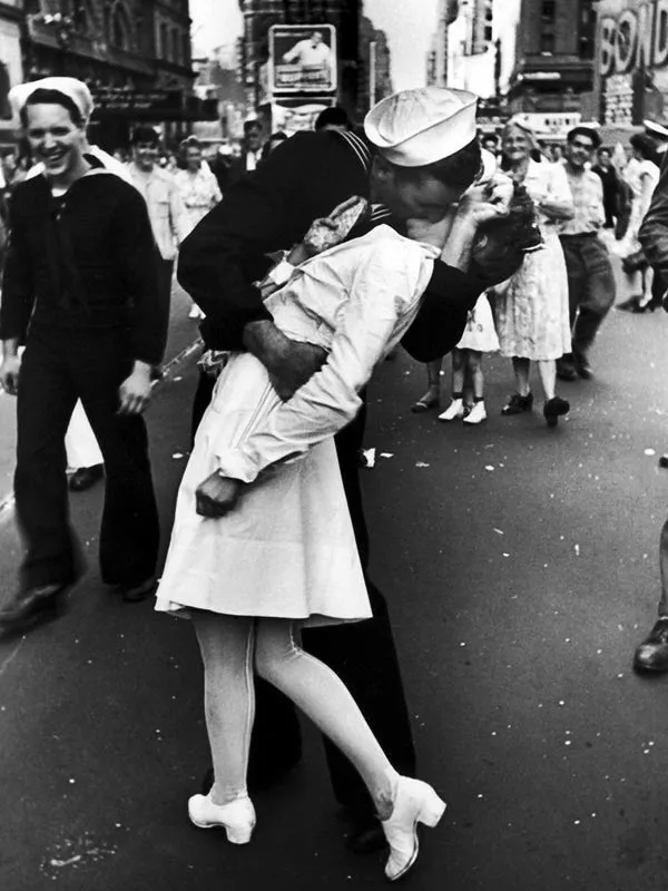 A sailor kissing a woman in a white dress in Times Square at the end of the Second World War
